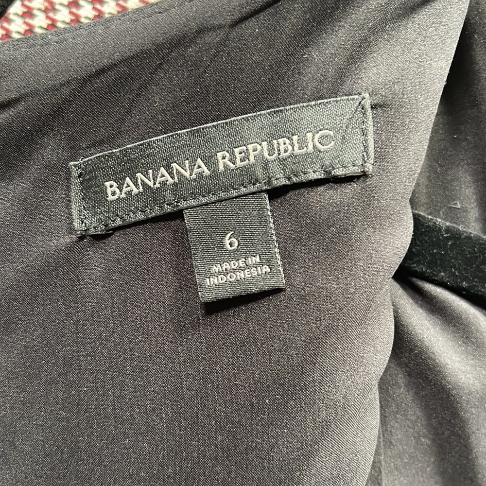 Banana republic black, midi dress, V-neck, pencil- size 6 - Picture 6 of 7